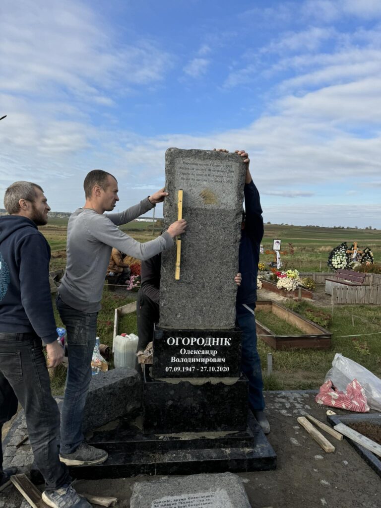 монтаж пам'ятника на кладовищі Луцьк