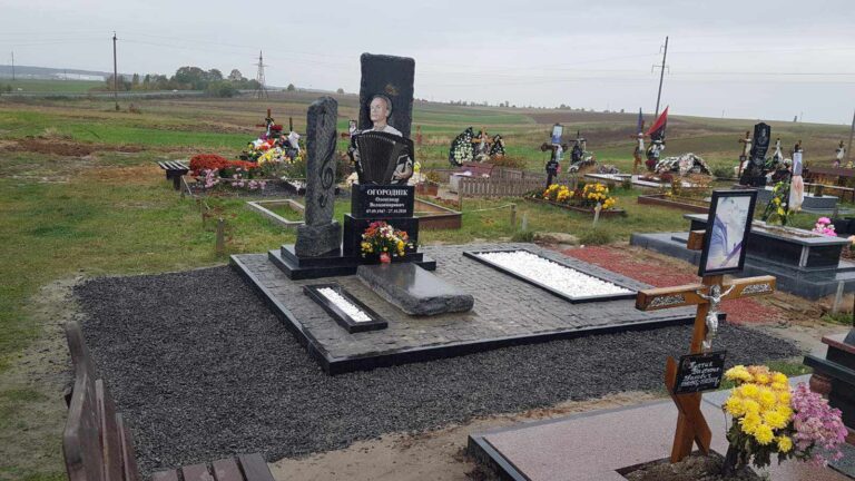 Авторський пам'ятник біла плита Луцьк
