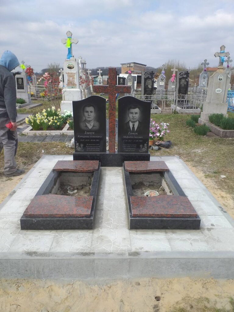 Подвійний пам'ятник монолітна стела Луцьк