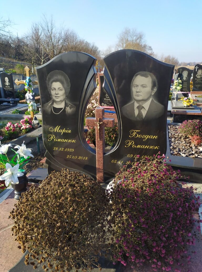 Подвійний пам'ятник Луцьк з хрестом встановлений