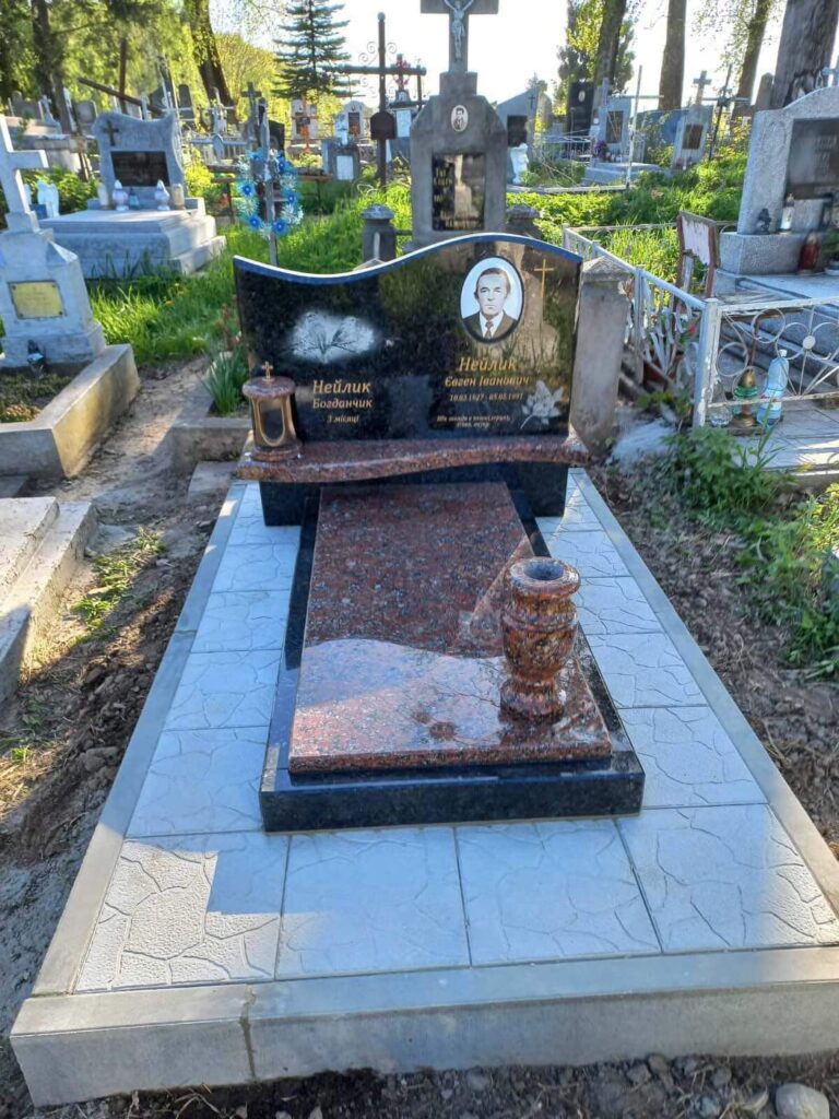 Подвійний пам'ятник на плитці Луцьк
