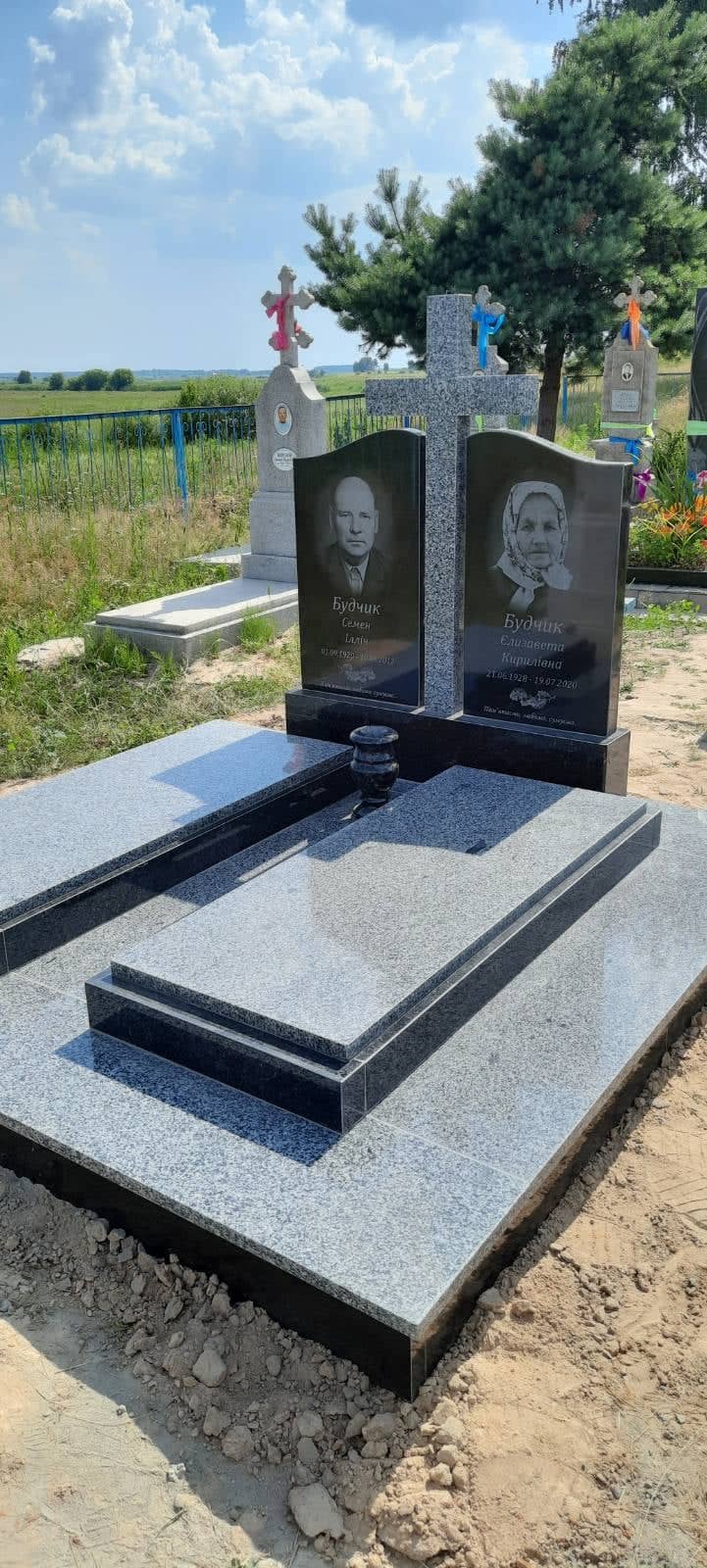Подвійний пам'ятник з вазами Луцький район