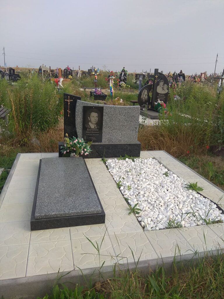 Подвійний пам'ятник з обкладкою Луцьк