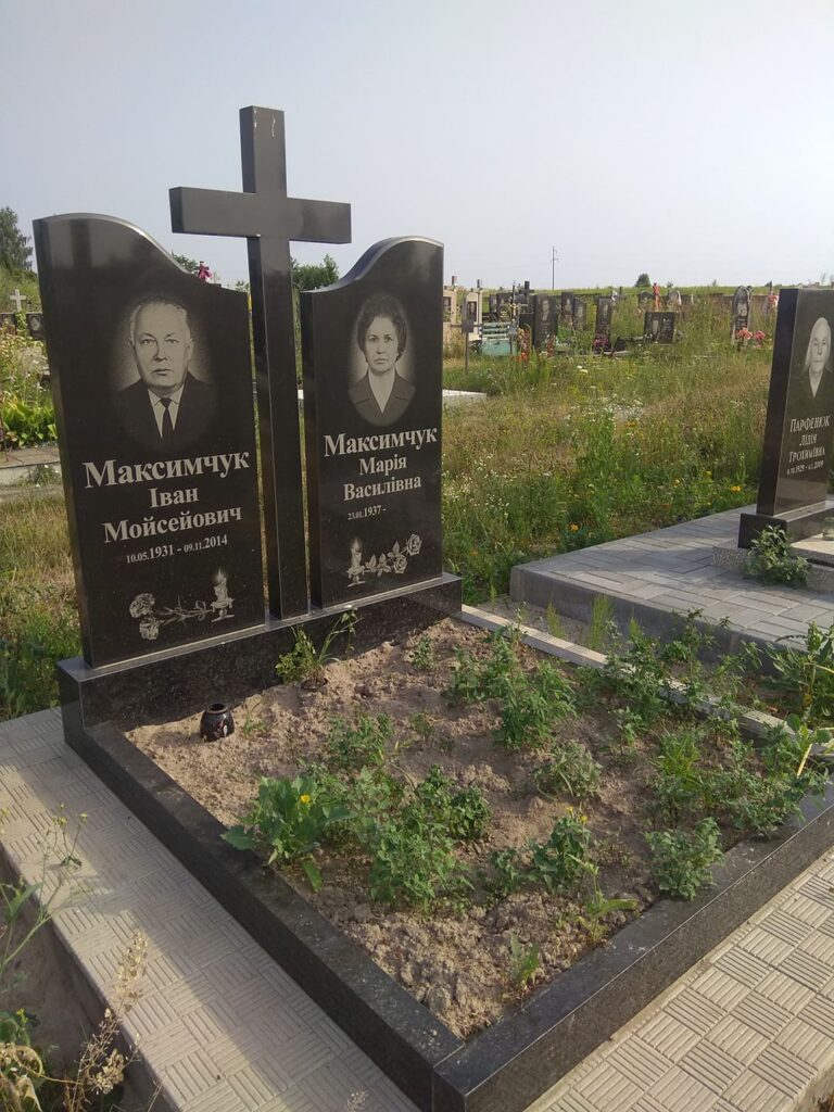 Подвійний пам'ятник завершений комплекс Луцьк