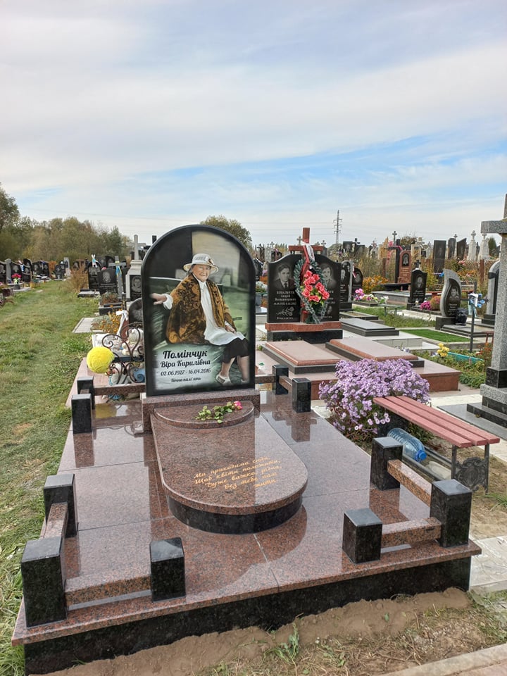 Авторський пам'ятник біла основа Луцьк