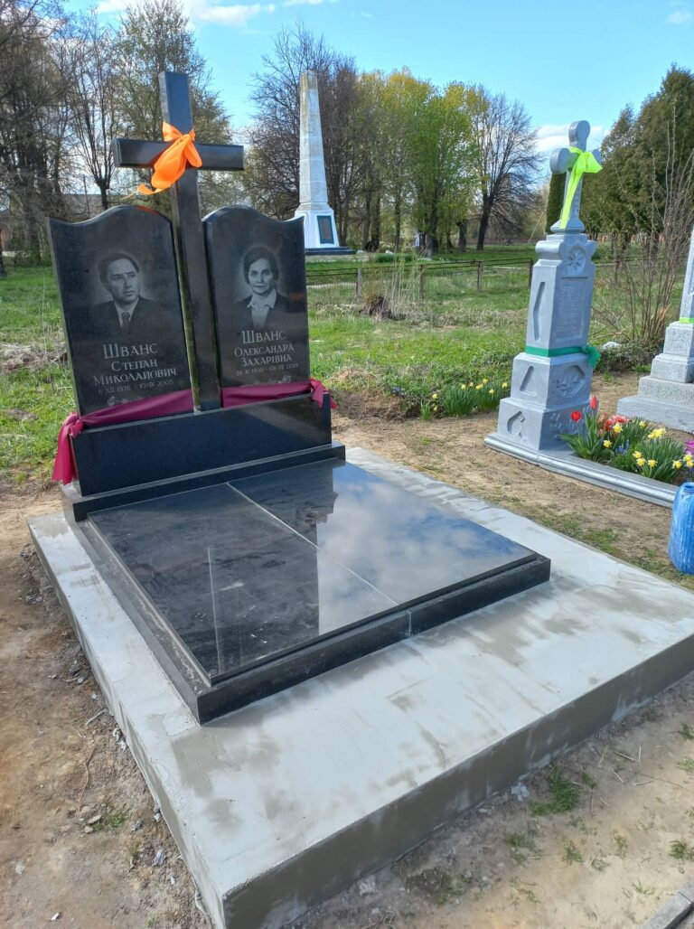 Подвійний пам'ятник округлі стели Луцьк
