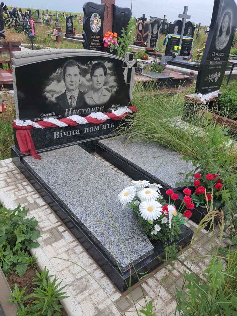 Подвійний пам'ятник червона основа Луцьк