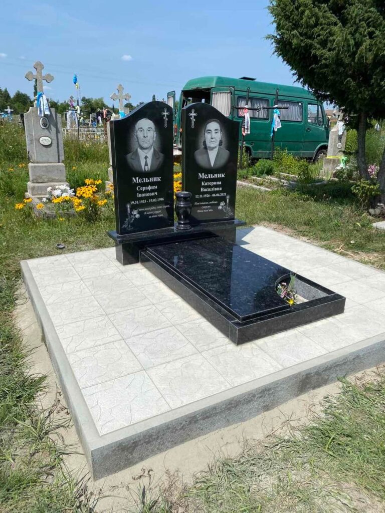 Подвійний пам'ятник Луцьк доглянута ділянка