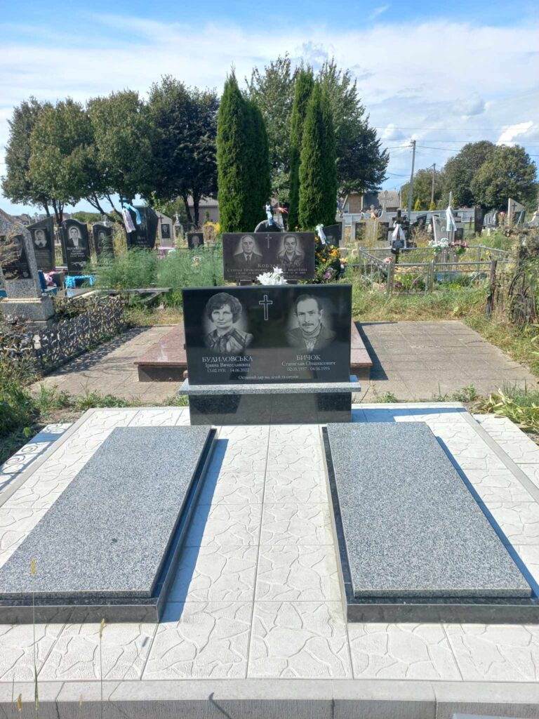 Подвійний пам'ятник фігурні стели Луцьк