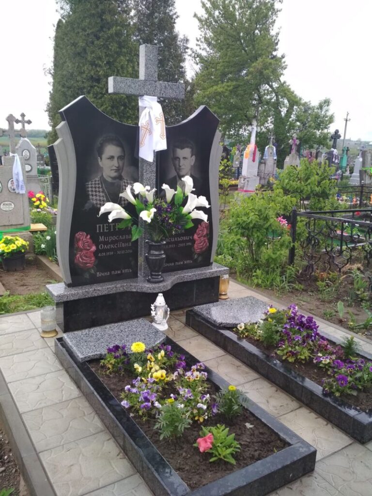 Подвійний пам'ятник зі сходинками Луцьк