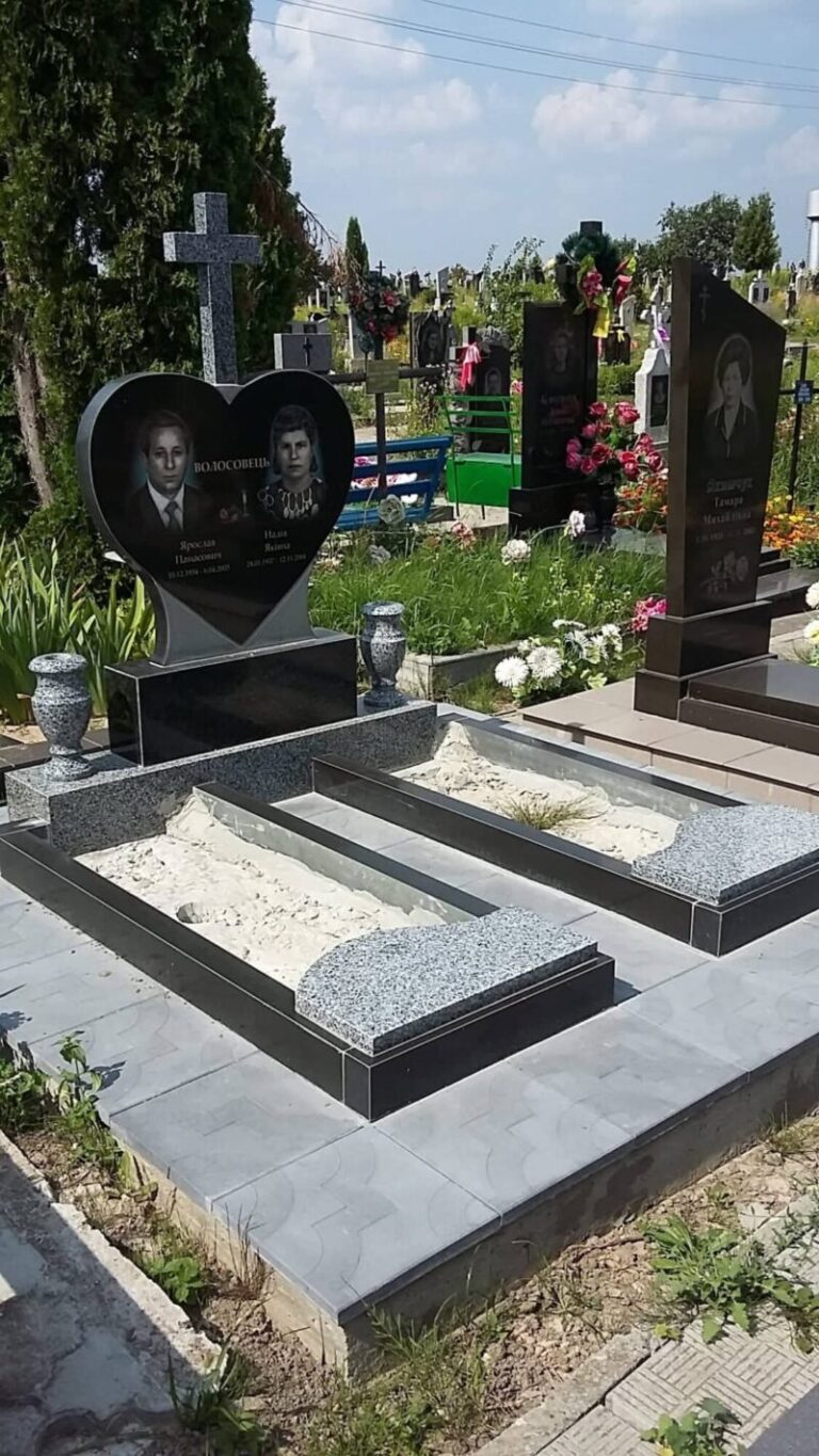 Подвійний пам'ятник з хрестом Луцький район