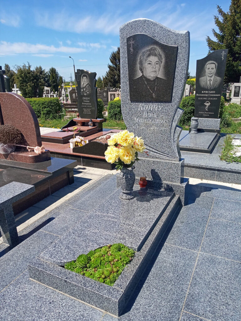 Гранітний пам'ятник з написом — замовити Луцьк