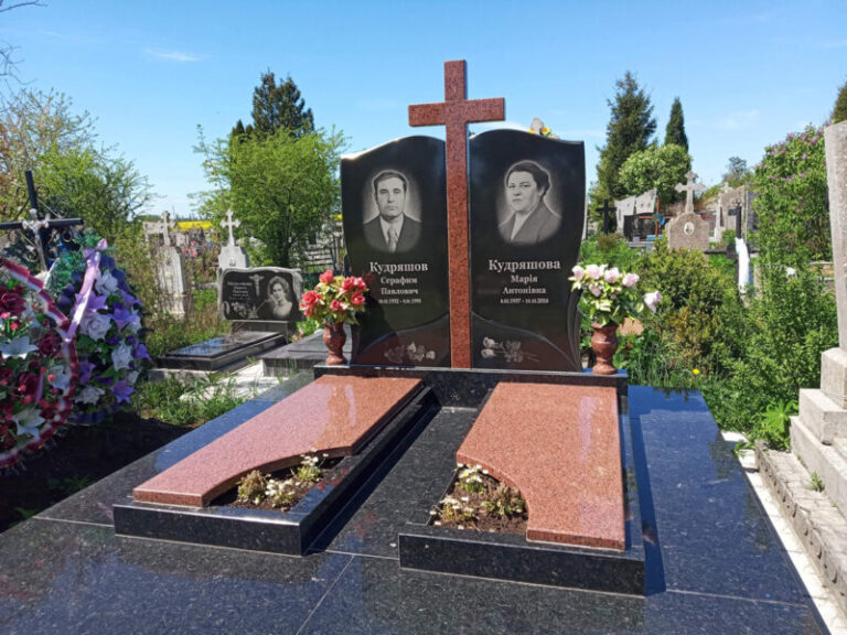 Подвійний пам'ятник з голубами Луцьк