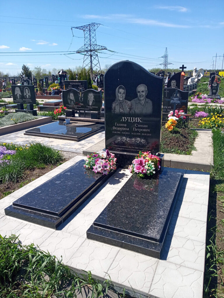 Подвійний пам'ятник строга форма Луцьк