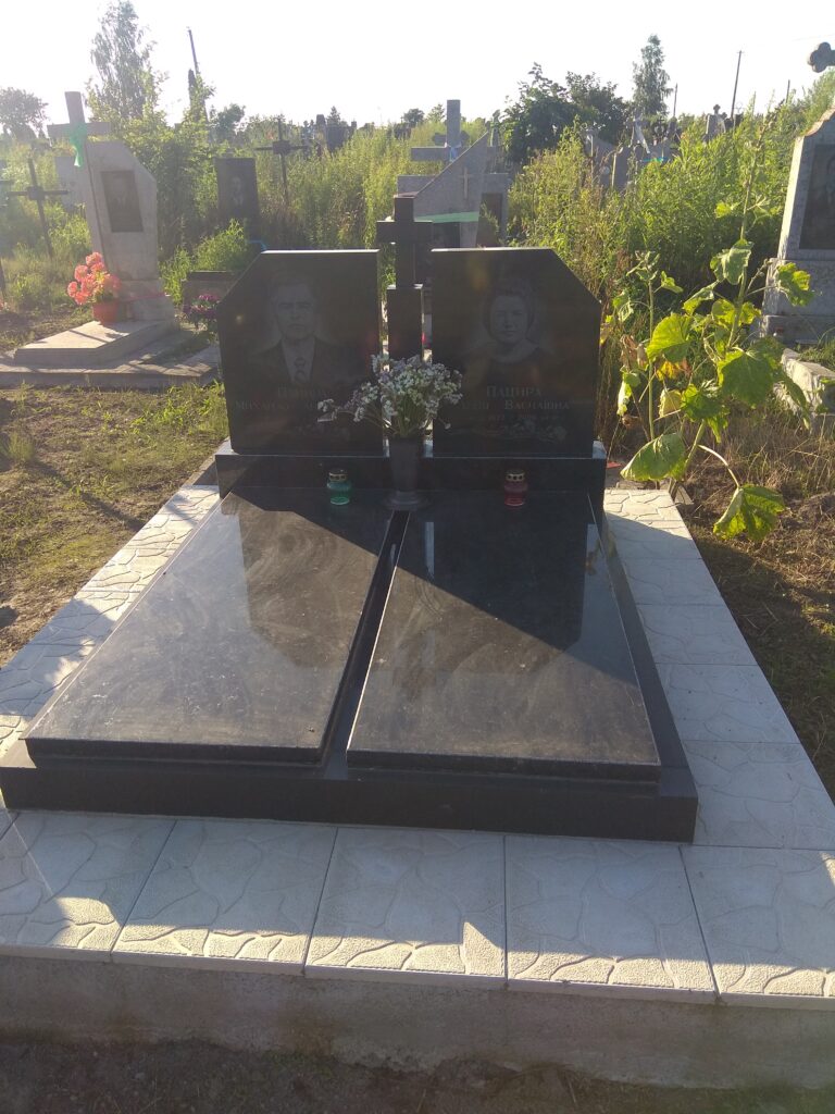 Подвійний пам'ятник гравюра квітів Луцьк