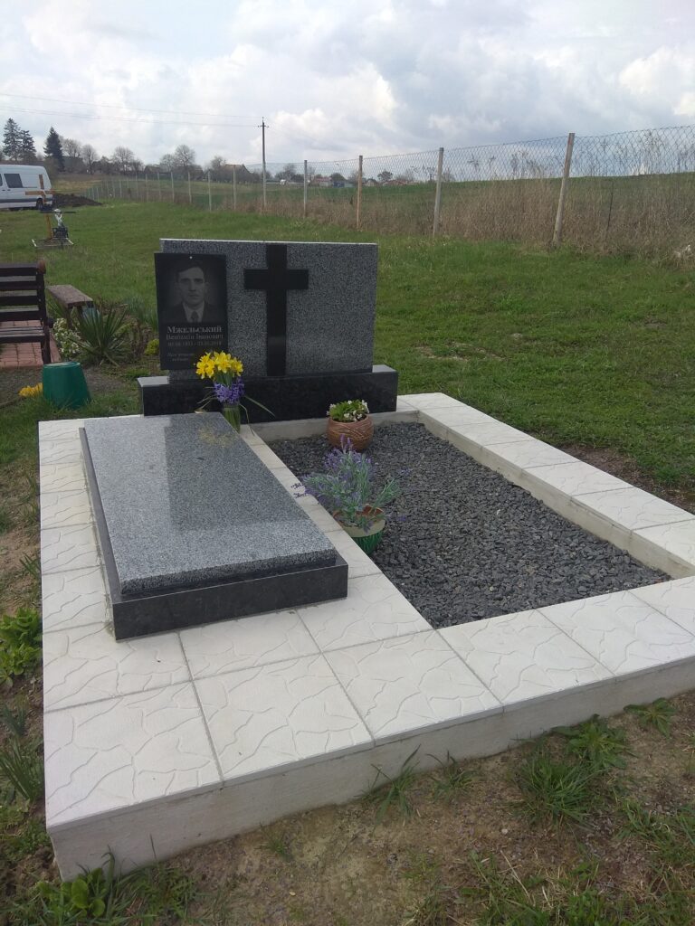 Подвійний пам'ятник з ліліями Луцьк