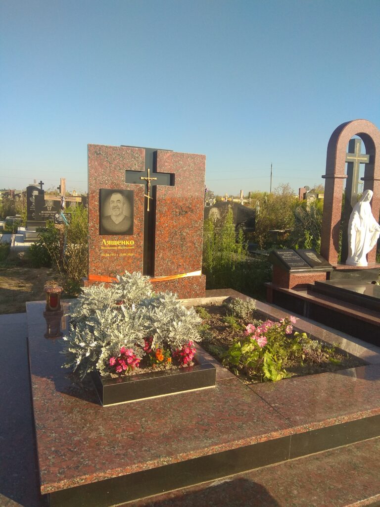 Подвійний пам'ятник дві плити Луцьк