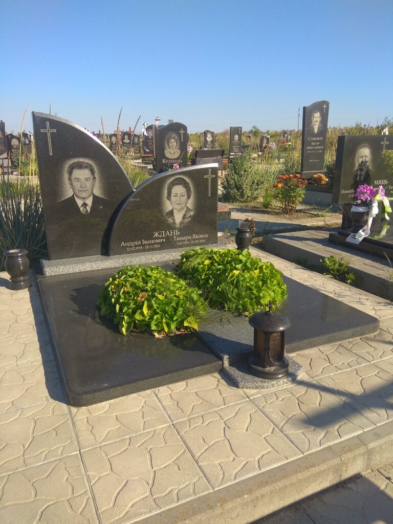 Подвійний пам'ятник високий хрест Луцьк