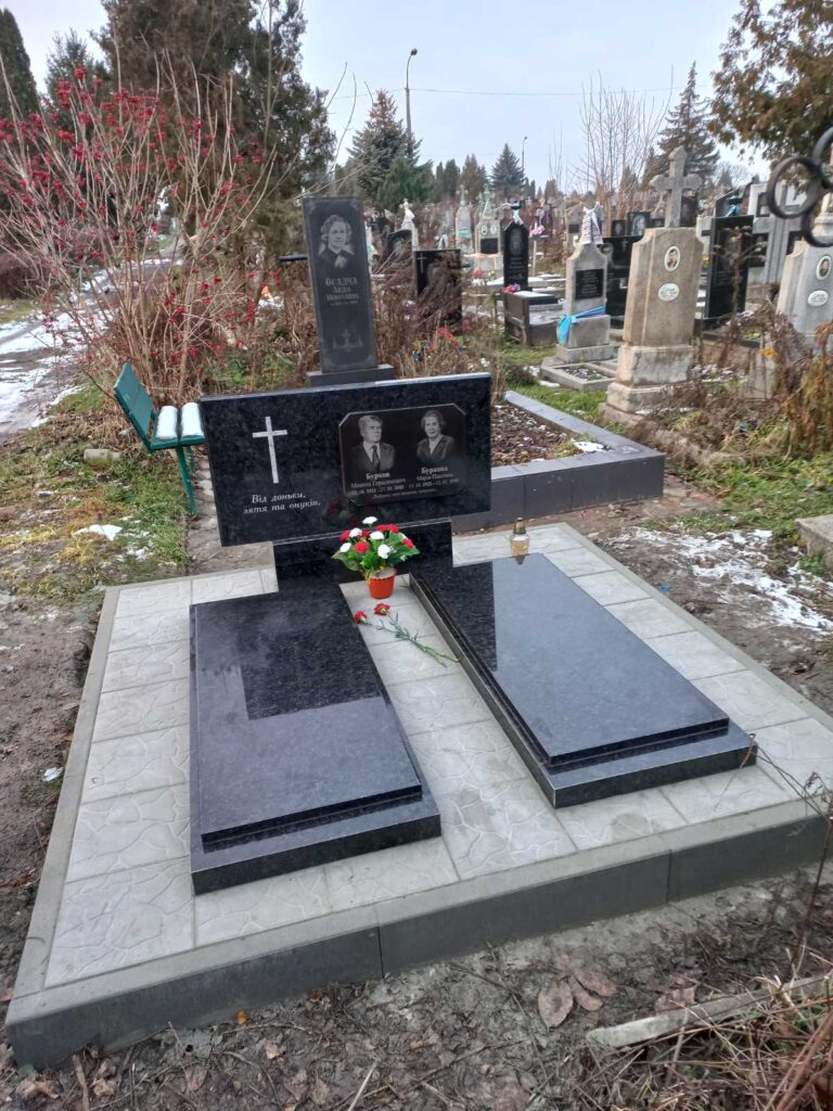 Подвійний пам'ятник два хрести Луцьк