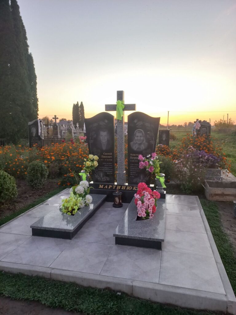 Подвійний пам'ятник з Богородицею Луцьк