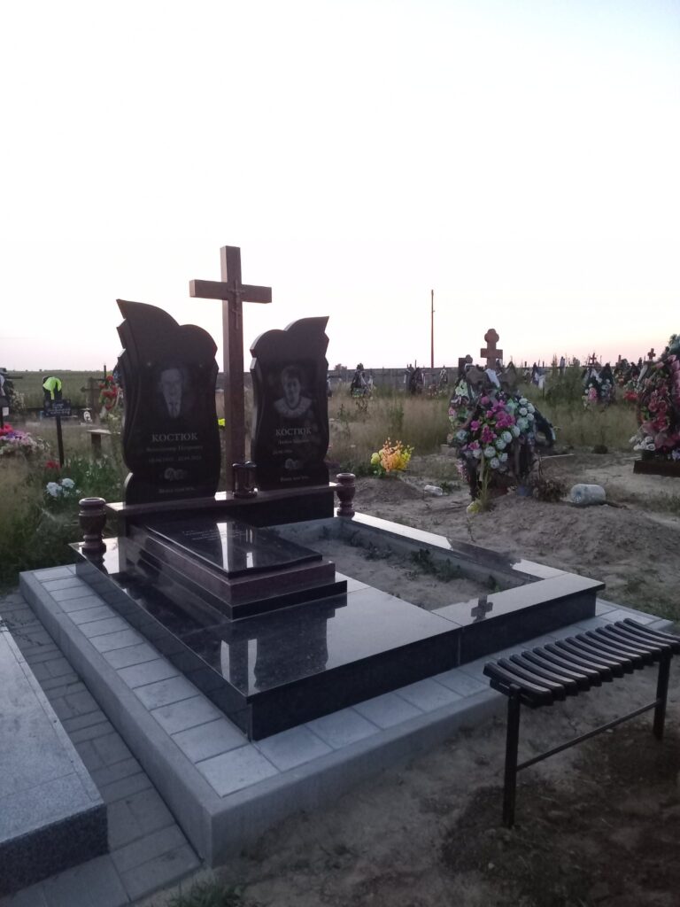 Подвійний пам'ятник просторий квітник Луцьк