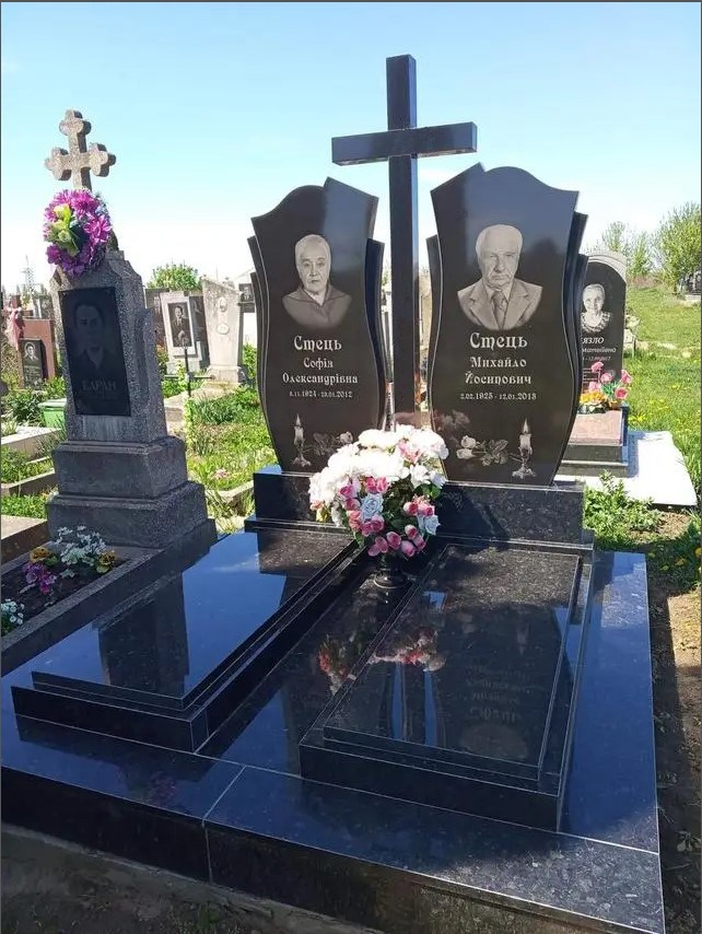 Подвійний пам'ятник серце Луцьк