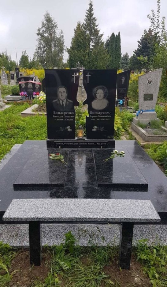 Подвійний пам'ятник батькам Луцьк