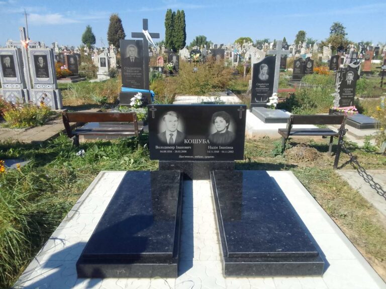 Подвійний пам'ятник високі стели портрети Луцьк