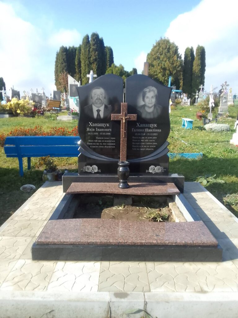 Подвійний пам'ятник коричневі стели Луцьк