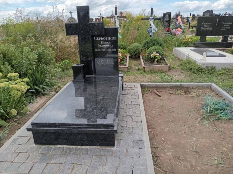 Пам'ятник з нержавіючою огорожею — Луцьк