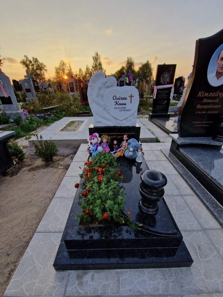 Гранітний бордюр квітник — Луцьк