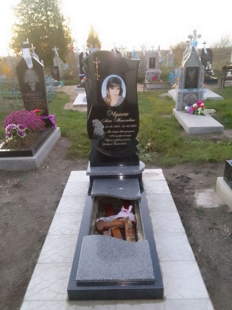 Встановлений комплекс стела огорожа — Луцьк