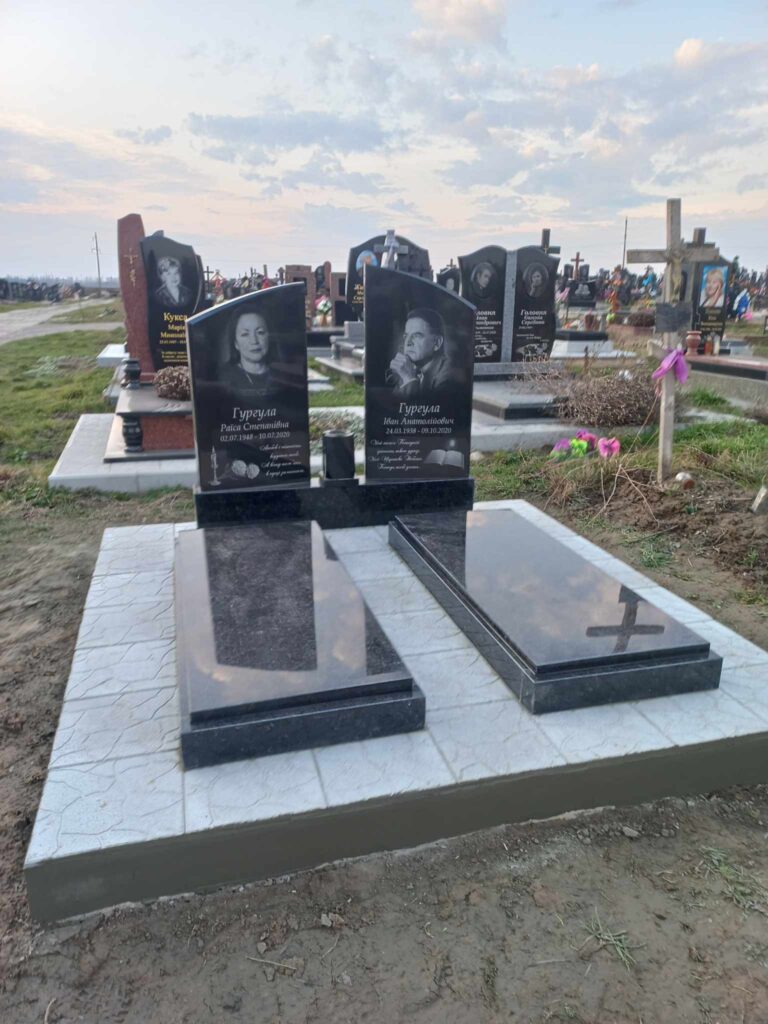 Подвійний пам'ятник з лампадкою Луцьк
