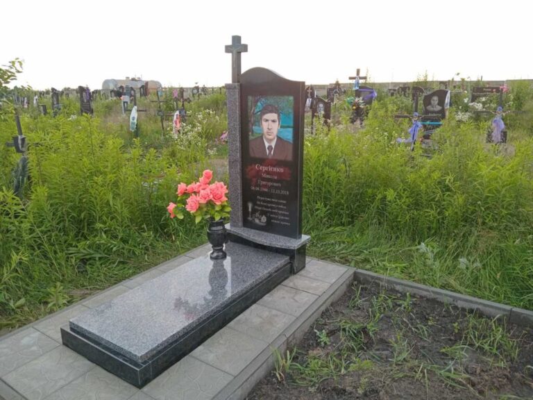 Пам'ятник встановлений кладовище — Луцьк весна