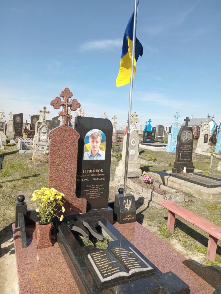 Авторський пам'ятник хрест червоний граніт Луцьк