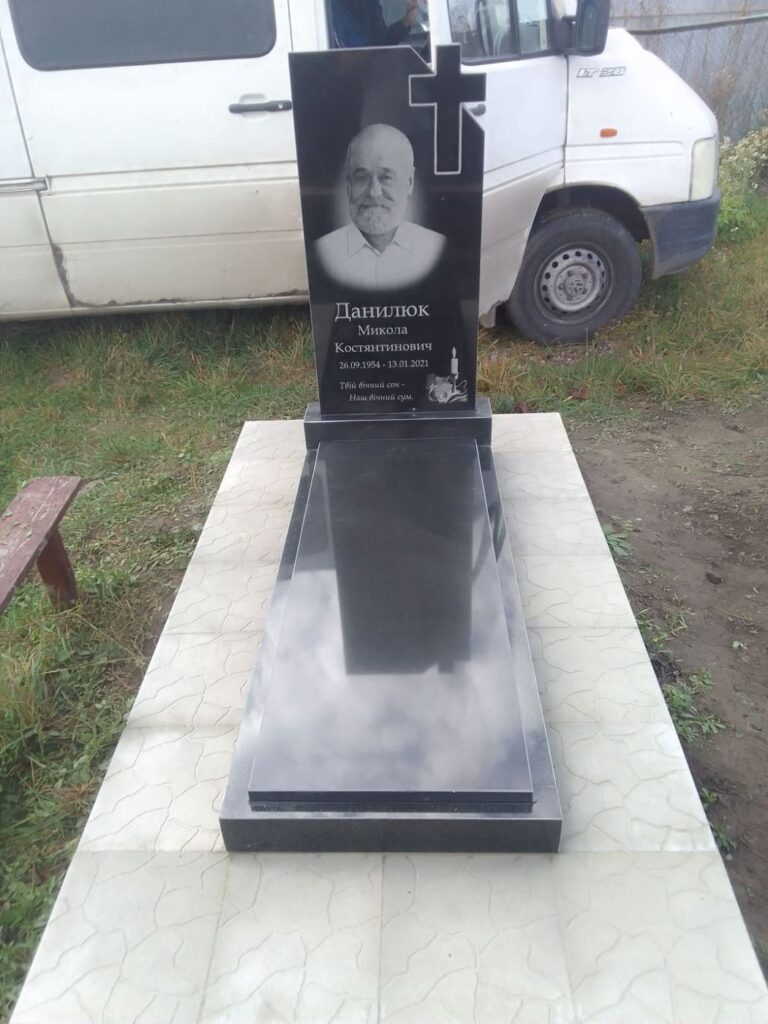 Готовий пам'ятник у майстерні — Луцьк
