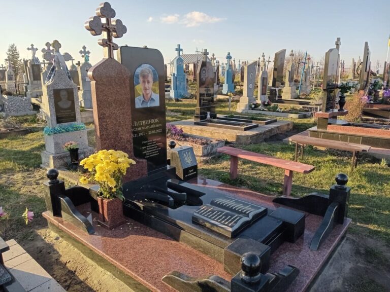 Авторський пам'ятник білий мармур Луцьк