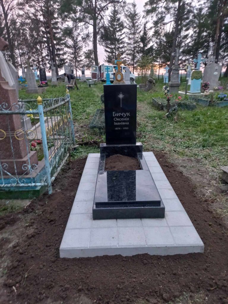 Одинарний пам'ятник з сірого граніту — Луцьк
