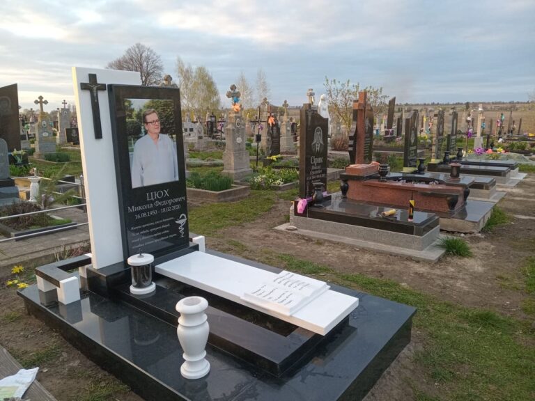 Авторський пам'ятник з іконою Луцьк