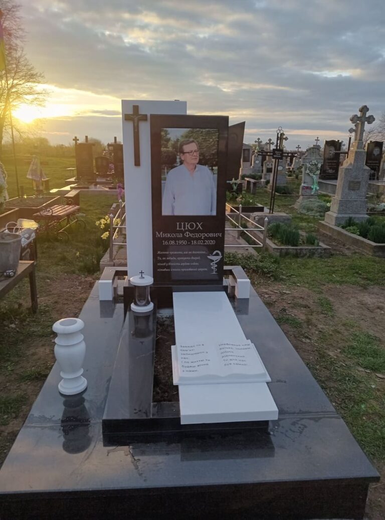 Авторський пам'ятник рожевий граніт Луцьк