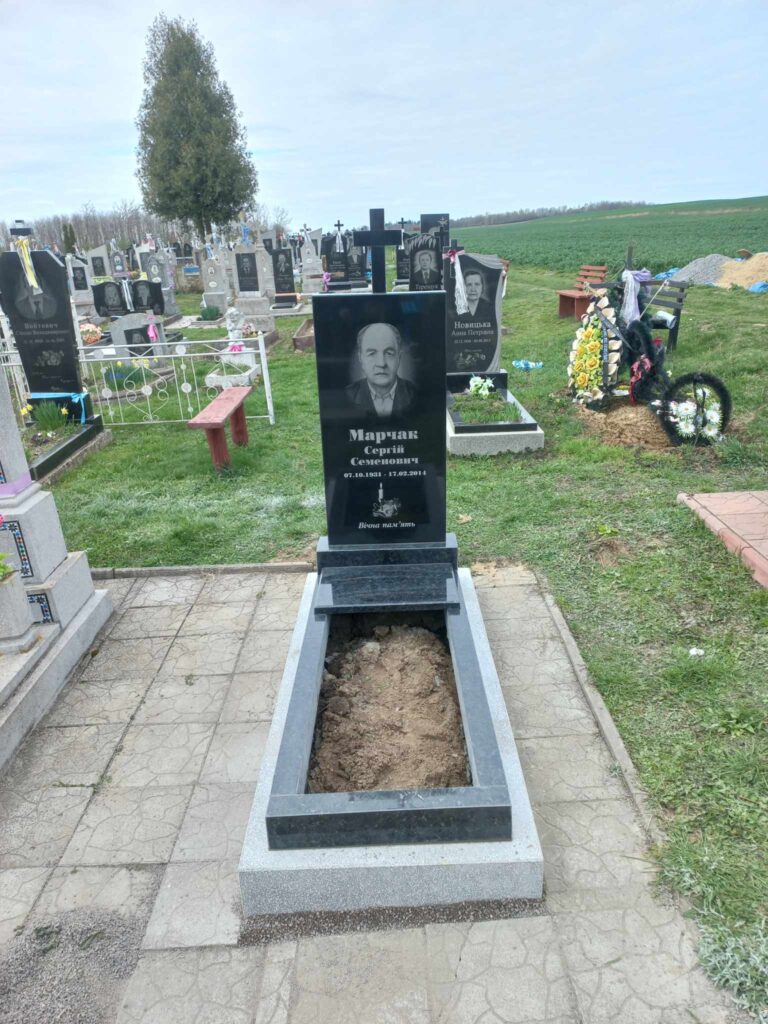 Пам'ятник з червоного граніту — Луцьк Волинь