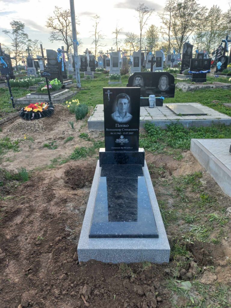 Пам'ятник білий мармур — Луцьк