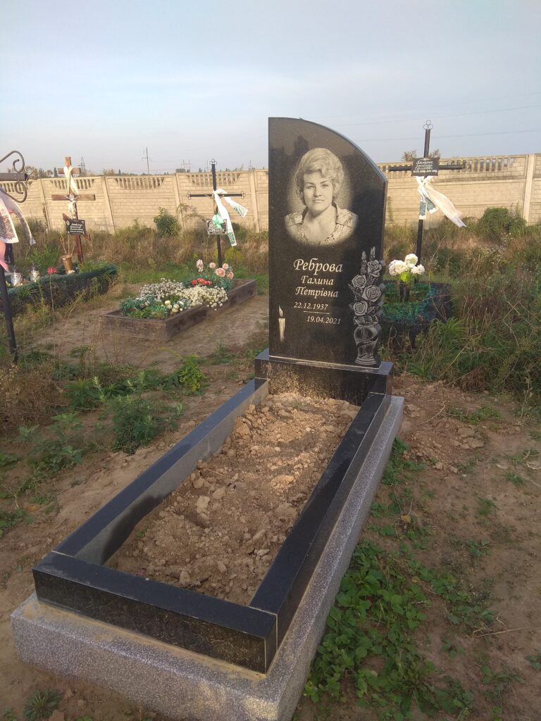 Монтаж пам'ятника на кладовищі — Луцьк