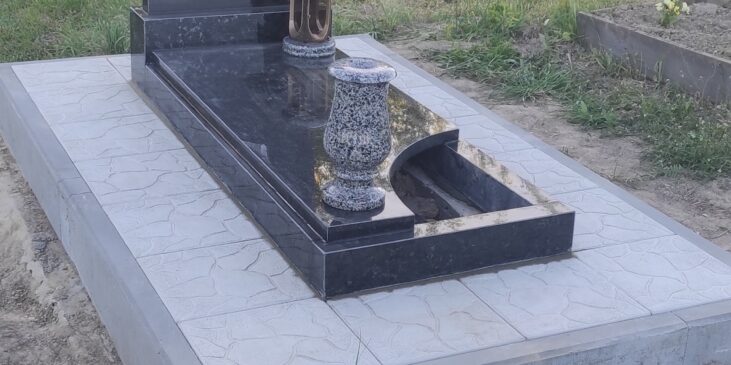 Пам'ятники Ківерці Луцьк — одинарний гравюра квітів