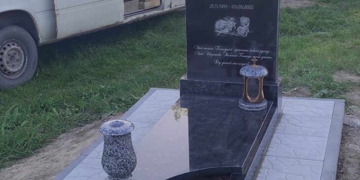 Пам'ятники Рожище Луцьк — одинарний різьблений вінок