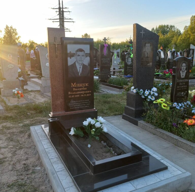 Книга кам'яна для пам'ятника — Луцьк