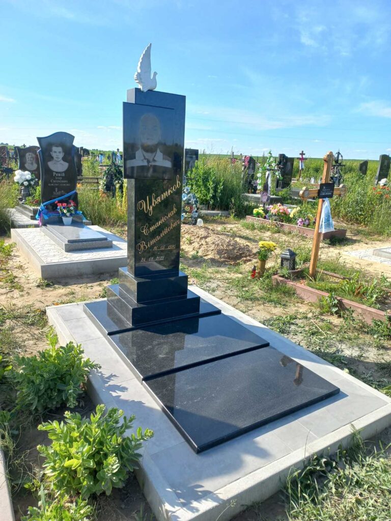 Пам'ятники Луцьк — одинарний арочний верх квітник