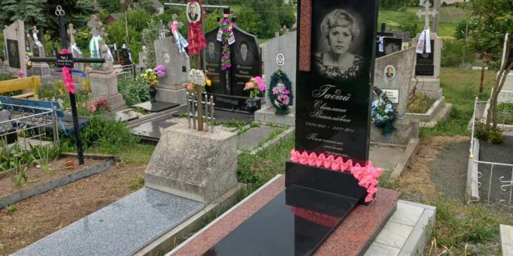 Пам'ятники Горохів Луцьк — одинарний масивна стела