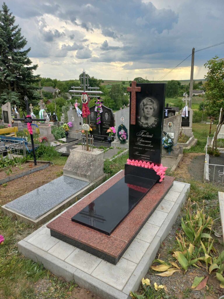 Пам'ятники Горохів Луцьк — одинарний масивна стела