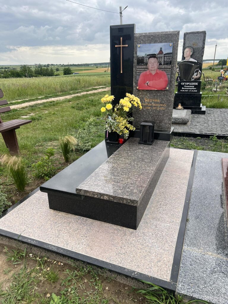 Пам'ятники Луцьк — одинарний зі скрипкою для музиканта